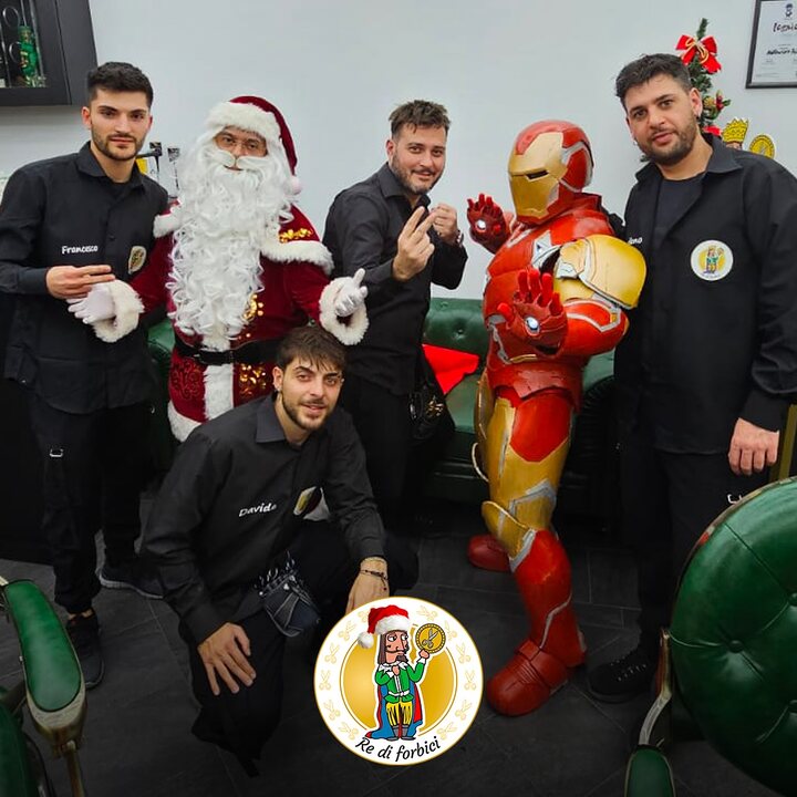 La squadra in negozio con Babbo Natale e Iron Man